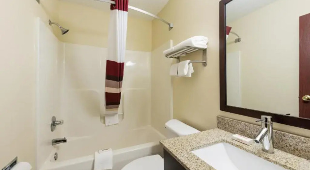 Четырёхместный номер Deluxe Red Roof Inn Auburn