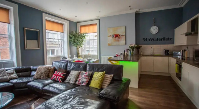 Апартаменты Most central luxury apartment - sleeps 4 & FREE parking!
