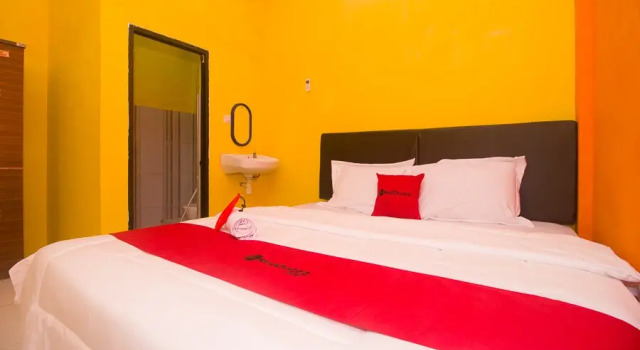 Standard room RedDoorz Syariah near Keraton Sumenep