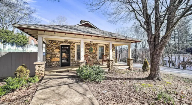 Quaint Home with Porch in Downtown Waynesville!, Забронировать Отель Уэйнсвилл Аппалачи