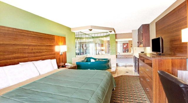 Двухместный люкс Days Inn by Wyndham Conover-Hickory