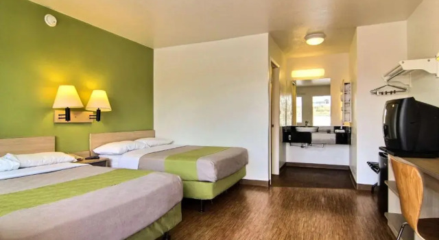 Четырёхместный номер Standard Studio 6 Albuquerque NM Midtown