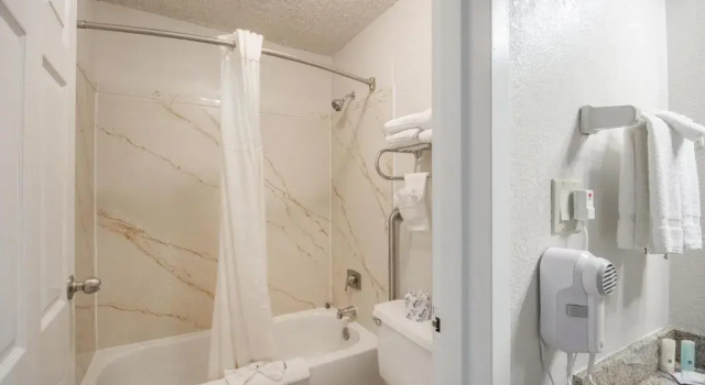 Двухместный люкс Deluxe Отель Coratel Plus Suites Wichita West Airport