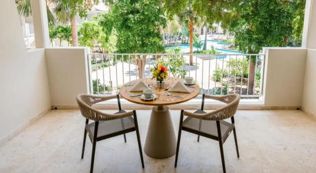 Двухместный полулюкс с видом на бассейн Zoetry Curacao Resort & Spa