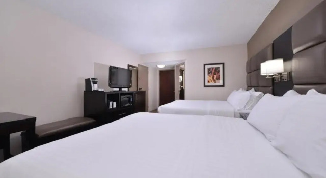 Четырёхместный номер Standard Holiday Inn Express Burlington by IHG