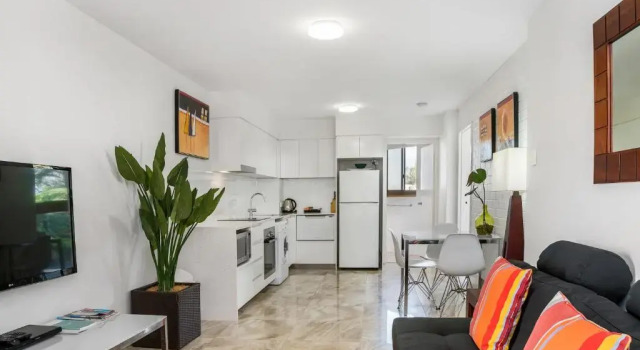 Апартаменты Standard Bayview Beachfront Apartments, in town right on the beach