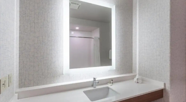 Четырёхместный номер Standard Holiday Inn Express Rockford-Loves Park by IHG