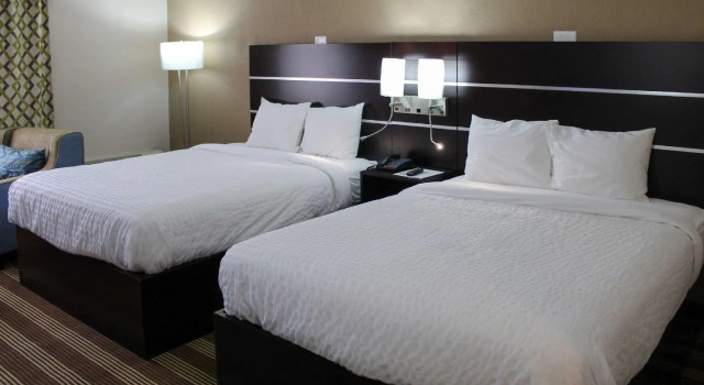 Четырёхместный номер Standard Pocono Inn & Banquet - Stroudsburg