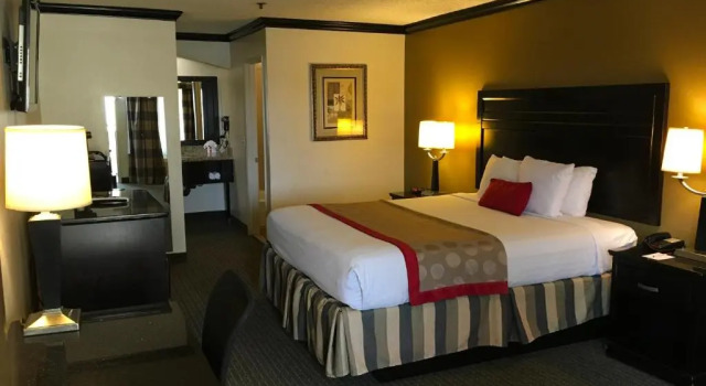 Номер Standard Ramada by Wyndham Ontario Airport & Convention Center