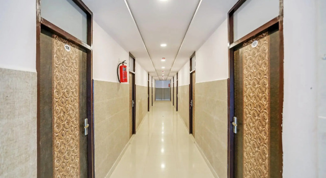 FabHotel Golden Stone, Забронировать Отель Отели Газиабад с парковкой, Парковка