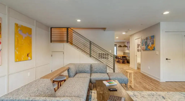 Люкс New Private Suite in Tech-enabled townhome