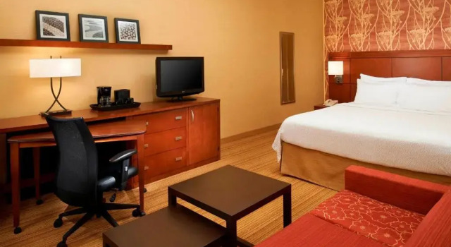 Номер Standard Courtyard Detroit Utica