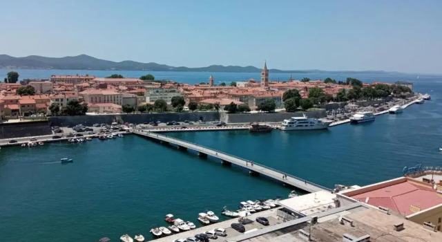Апартаменты Near old town apartment with free parking and air condition in each room