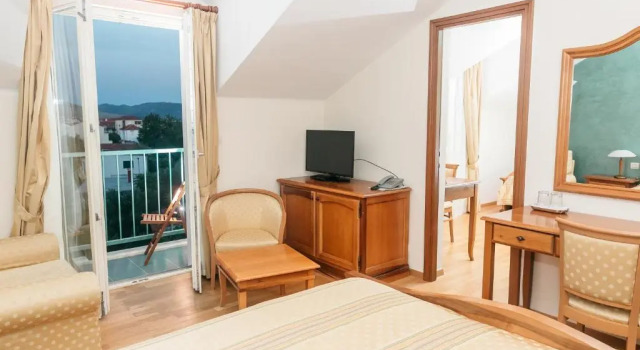 Трёхместный номер Standard с балконом Hotel Spongiola