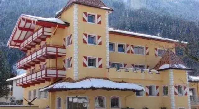 Hotel Garni Alpenschlössl, Забронировать Отель Отели Майрхофен с бассейном, рядом с Горнолыжный подъемник Ахорн, Бассейн