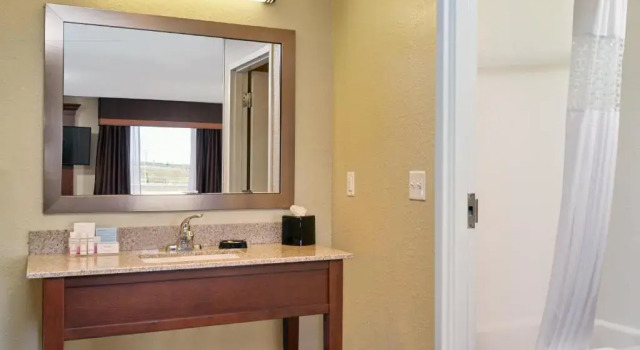 Четырёхместный люкс Hampton Inn & Suites Milwaukee/Franklin