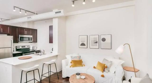 Апартаменты 1BR Luxury Studio Historic Building, Parking, Rooftop Deck & Gym