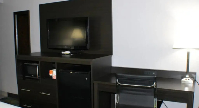 Люкс Standard Quality Inn & Suites Bedford West