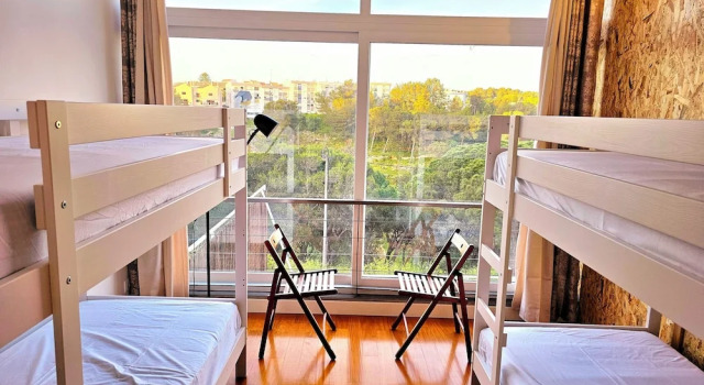 Кровать в общем номере Peers Guest House