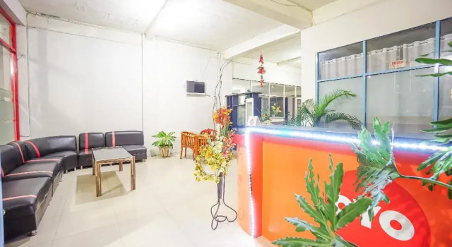 Oyo 1545 Bs Residence, Book Hotel Hotels in Sulawesi with Parking, Parking
