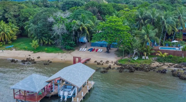 Коттедж с 4 комнатами с балконом Serenity Beach Home