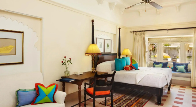 Номер Premier с видом на озеро The Oberoi Udaivilas Udaipur