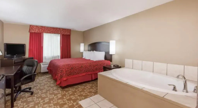 Люкс Deluxe Days Inn by Wyndham Central City
