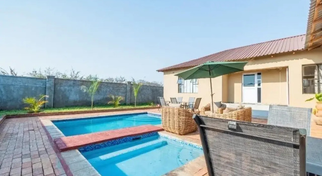 The Crescent Victoria Falls, Rezerwuj Bed and Breakfast Hotele w Victoria Falls z basenem, Basen