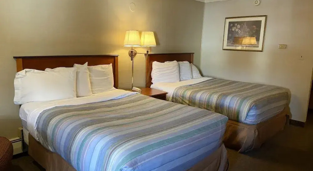 Четырёхместный номер Standard с балконом Snowshoe Motel