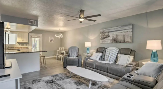 Апартаменты Walk to Beach: Modern PCB Townhome w/ Patio
