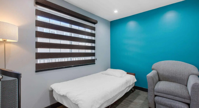Двухместный люкс с балконом Quality Inn Near Hollywood Walk of Fame