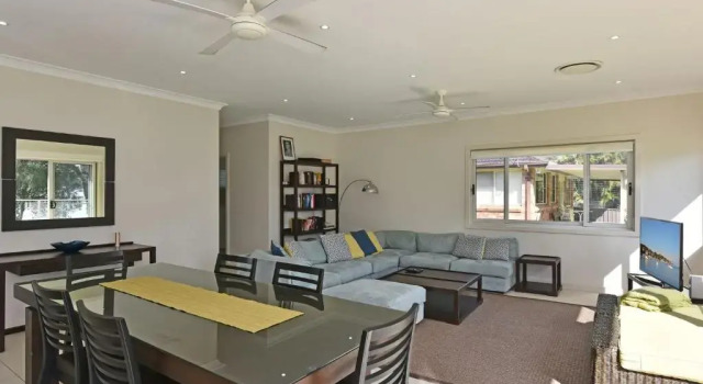 Wangi Lakehouse - renovated Lake Macquarie lakefront Location