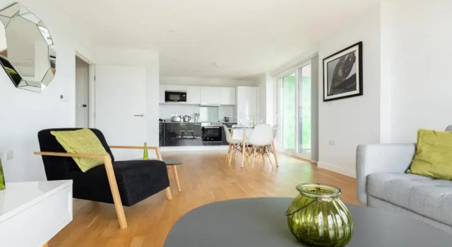 2 Bedroom 2 Bathroom Apartment with large balcony, Забронировать Апартаменты/квартира Апартаменты Лондона, рядом с Церковь Святого Николая, Апартаменты/квартира