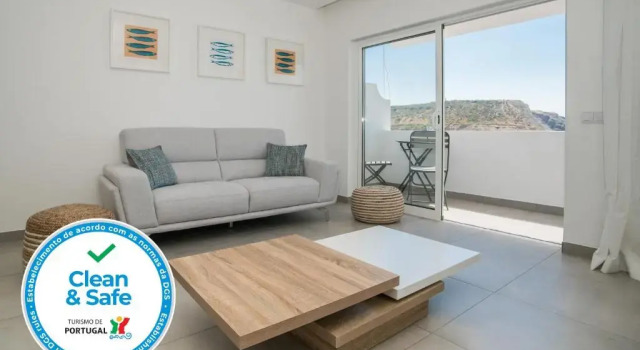 Central Two bedroom Apartment Praia Da Luz., Rezerwuj Apartament Hotele w Algarve z parkingiem, Parking