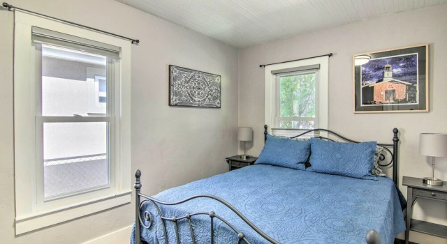 Colorado Springs Bungalow - Walk to Downtown!, Забронировать Дом для отпуска Виллы Колорадо-Спрингса, рядом с Концертный зал Pikes Peak Center, Вилла
