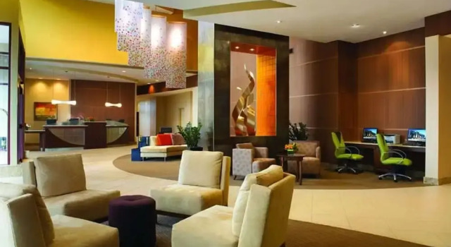 Crowne Plaza Milwaukee West, Rezervovat Hotel Wauwatosa Wisconsin