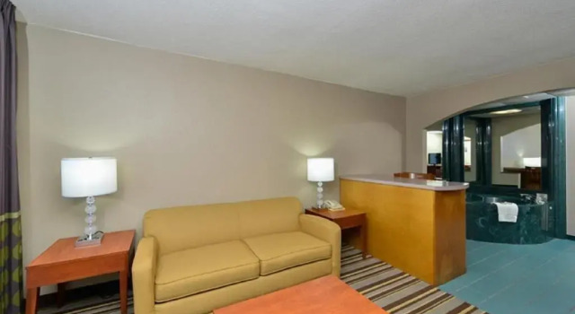 Двухместный люкс c 1 комнатой Super 8 by Wyndham Clarksville Northeast