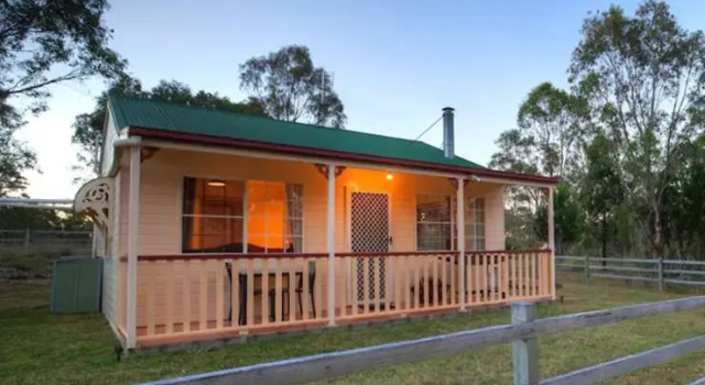 Коттедж Accommodation Creek Cottages & Sundown View Suites