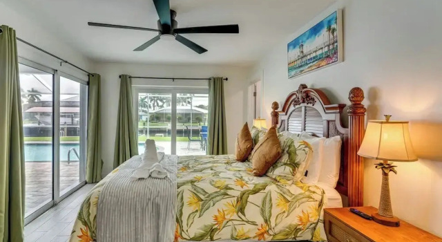 Fish & Swim: Waterfront Home w/ Dock in Cape Coral, Book Feriehus Villaer i Florida, Villa