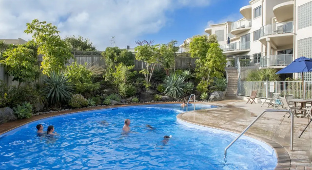 Апартаменты Standard с 2 комнатами с видом на бассейн The Reef Beachfront Apartments
