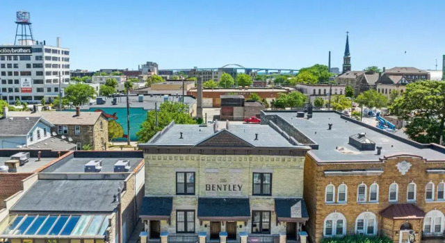 Апартаменты The Bentley Condotel in Historic Walker’s Point w/ Garage + Yard