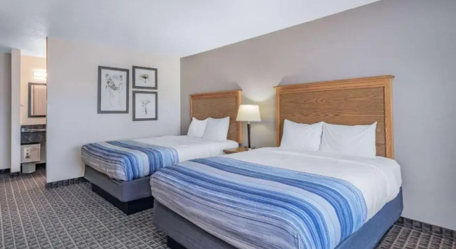 Четырёхместный номер Standard AmericInn by Wyndham Aberdeen Event Center