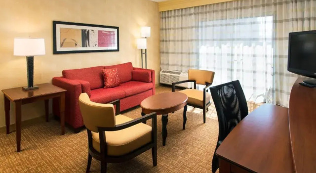 Двухместный люкс c 1 комнатой Courtyard by Marriott Phoenix Airport