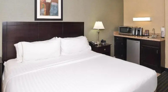 Двухместная студия Country Inn & Suites by Radisson Benton Harbor-St Joseph MI