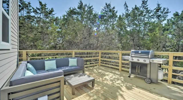 Коттедж с 3 комнатами с балконом Canyon Lake Home w/ Deck ~ 1 Mi to Comal Park