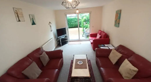 Central Modern Apartment with Free Parking And Private Garden
