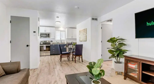 Charming 2BR w King Queen Close to SLC
