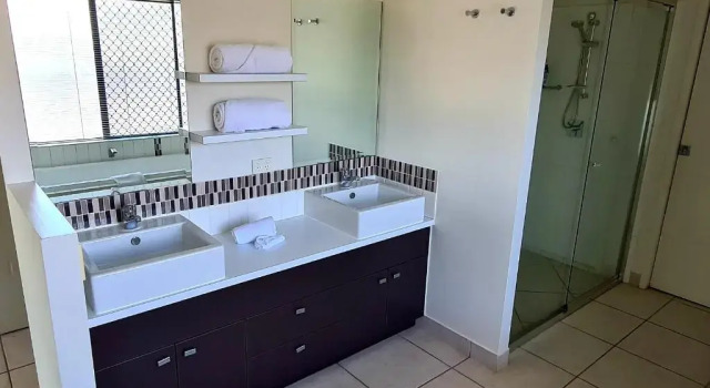 Коттедж Edge Water 2 minutes from the beach with a pool!