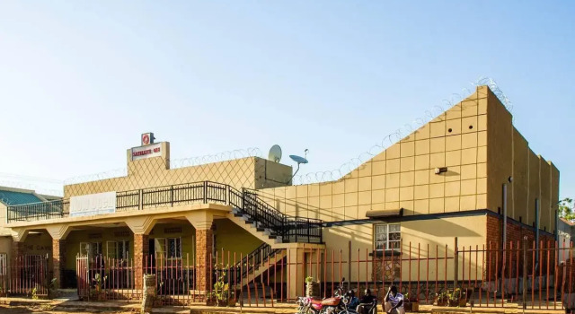 Satellite One Hotel, Boek Hotel Nebbi Niall