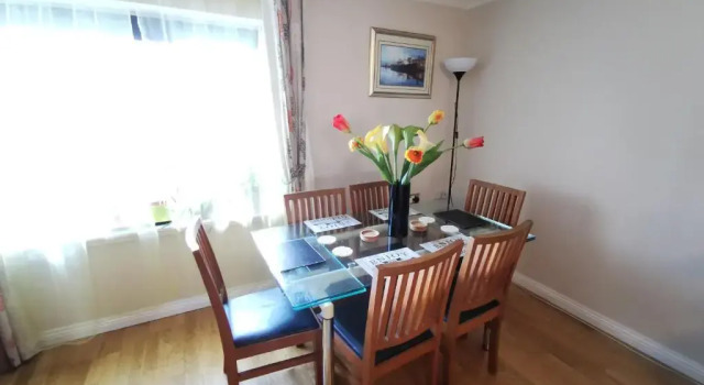 Апартаменты 4 bedroom apartment with FREE parking perfect for groups and families!